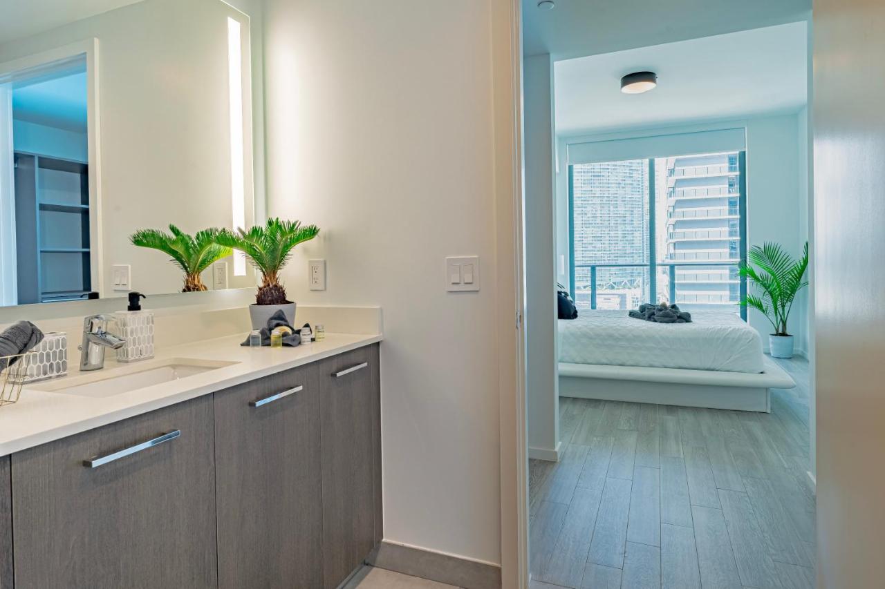 Luxurious 2-bed With Breathtaking Bay Views!!