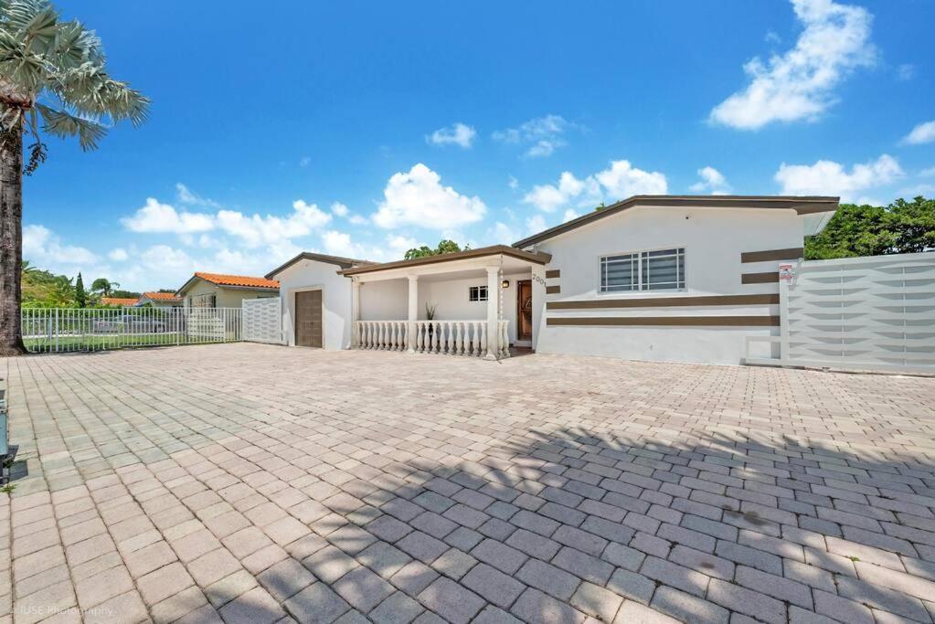 Perfect Location House In Pool & Jacuzzi L43 Holiday home Miami