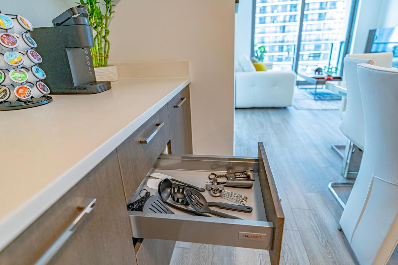 Luxurious 2-bed With Breathtaking Bay Views!!