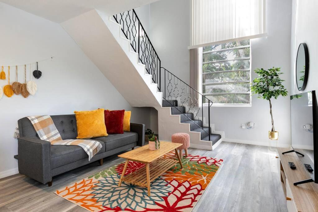 Loft Style 1b , Fast Wi-fi Virg14 Apartment *
