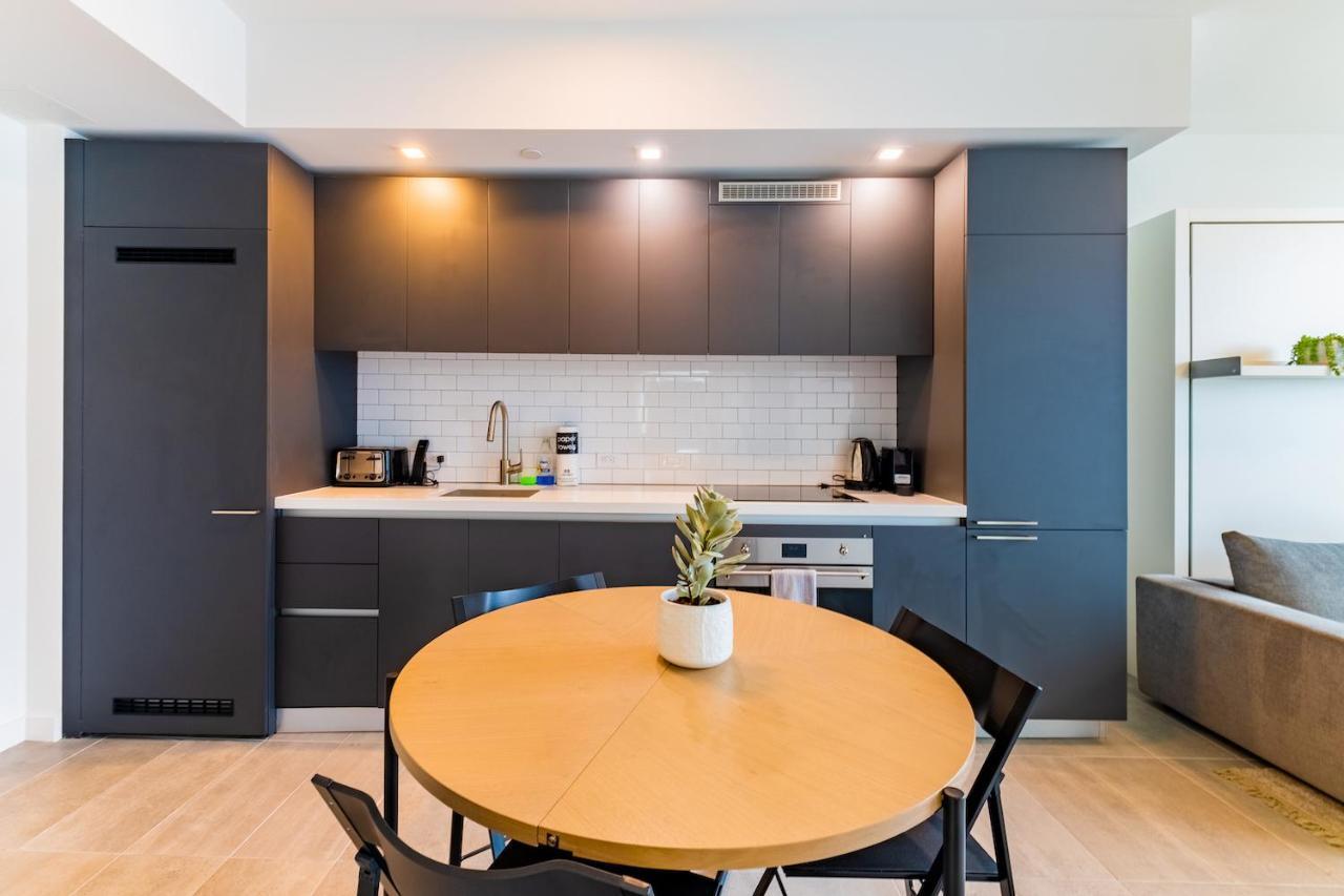 Fabulous With Pool, Gym, Lounge - Prime Location, Apartment