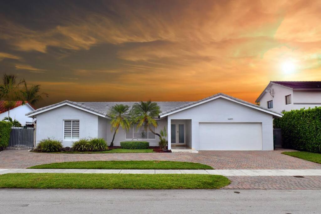 Casa de férias Luxurious With Bbq, Hot Tub, Heated Pool & Wifi - L36 *