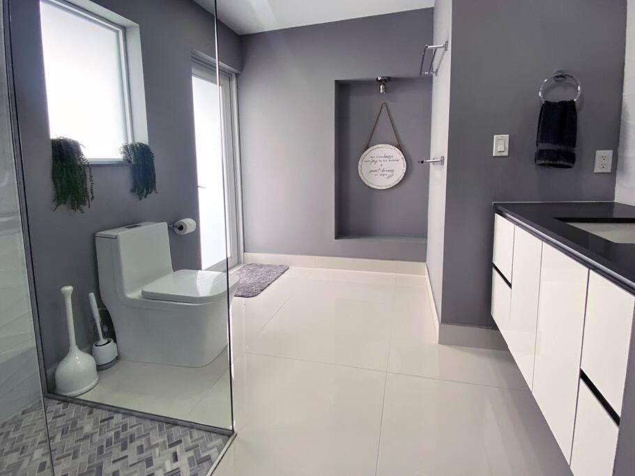 Casa de férias Luxurious With Bbq, Hot Tub, Heated Pool & Wifi - L36