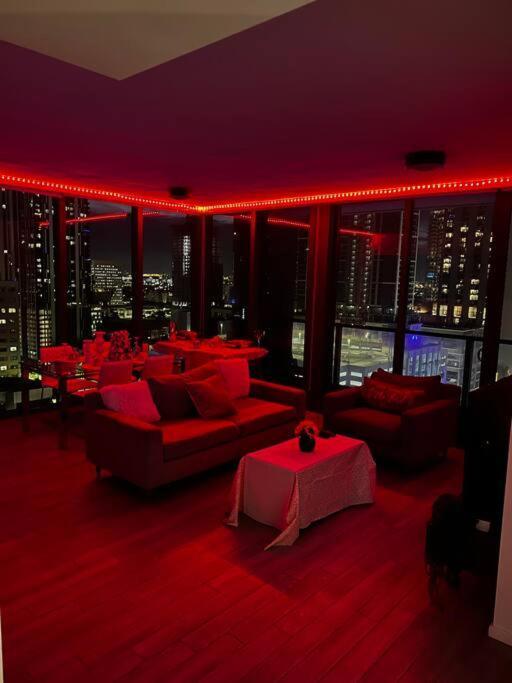 Spacious And Luxurious In Downtown Apartment