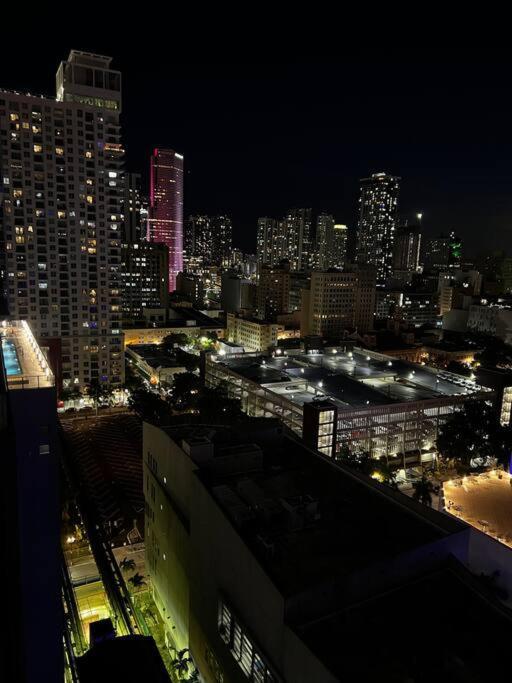 Spacious And Luxurious In Downtown Apartment *