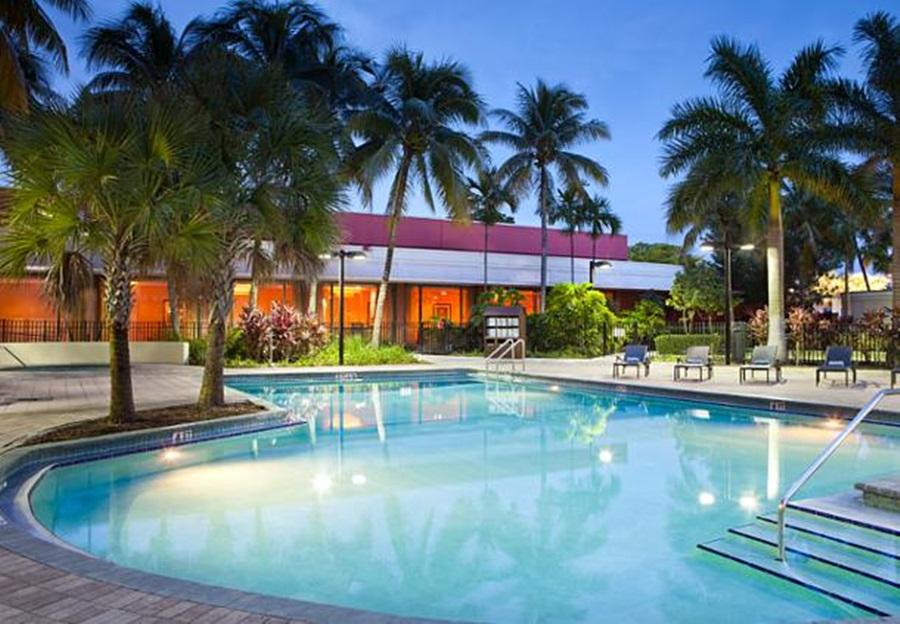 Courtyard By Marriott Airport Hotel