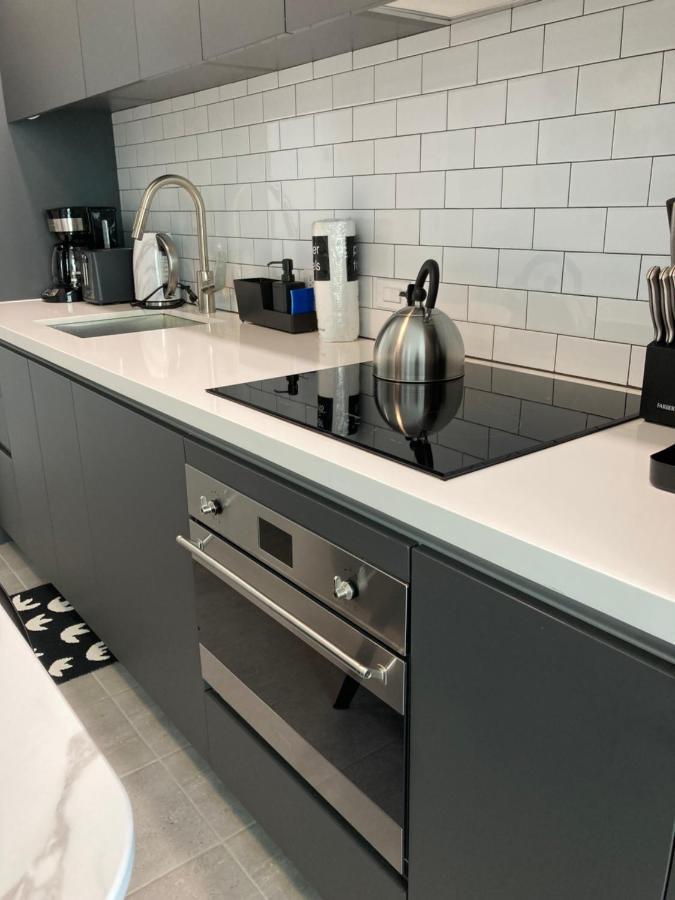 Apartment Brand New Modern 1 Bedroom Unit Downtown *