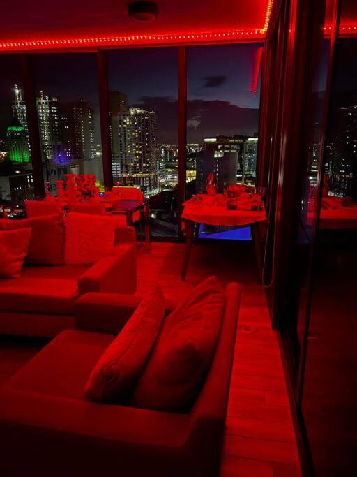 Spacious And Luxurious In Downtown *