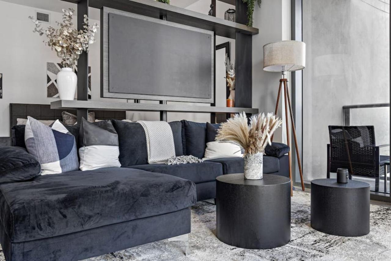 Apartment Corner W/ Unrivaled Views *