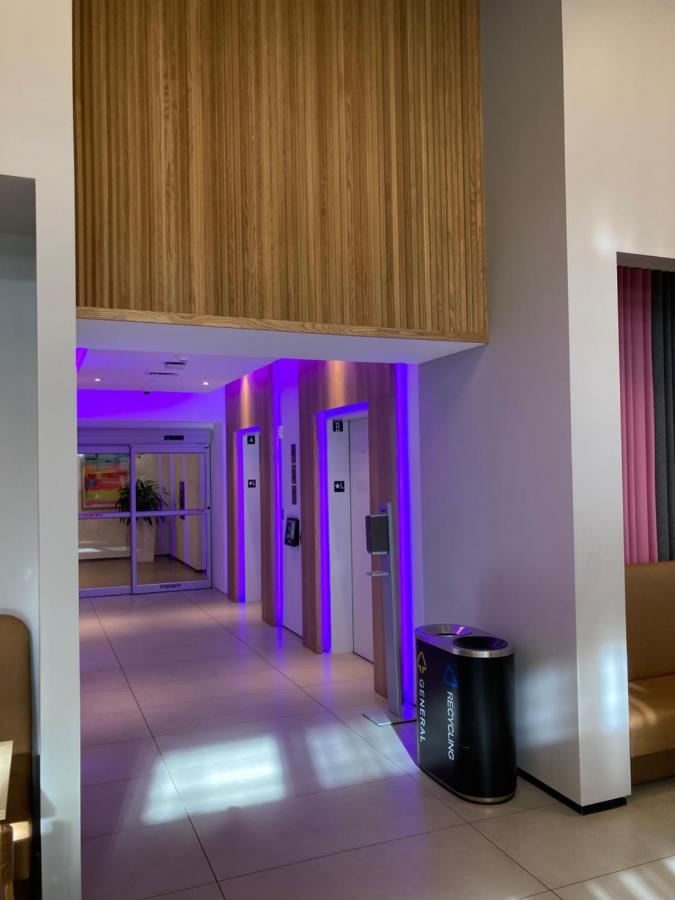 Brand New Modern 1 Bedroom Unit Downtown Apartment *