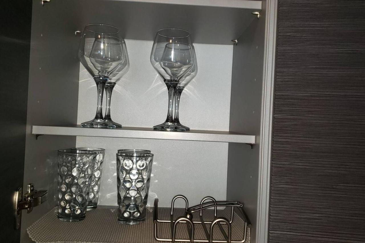 Apartment Amazing Located In Upscale-prime Location. Walking Distance To Restaurant *