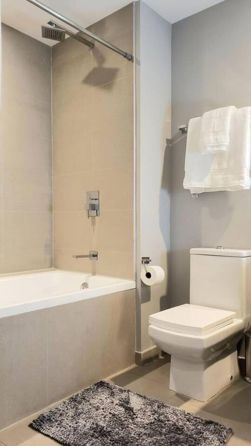 Apartment Amazing Located In Upscale-prime Location. Walking Distance To Restaurant