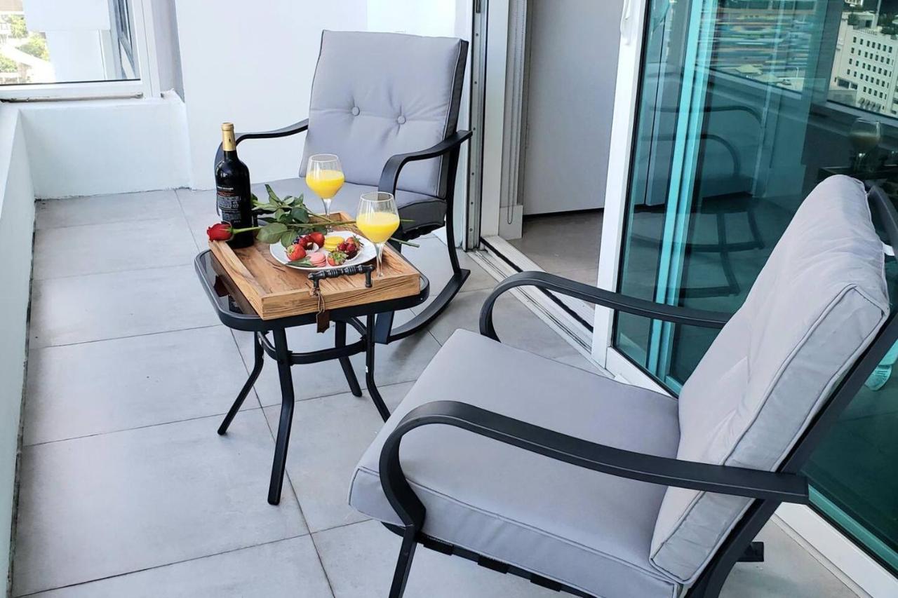 Apartment Amazing Located In Upscale-prime Location. Walking Distance To Restaurant