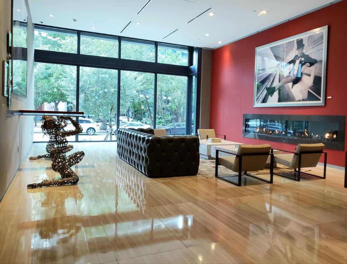 Apartment Amazing Located In Upscale-prime Location. Walking Distance To Restaurant *