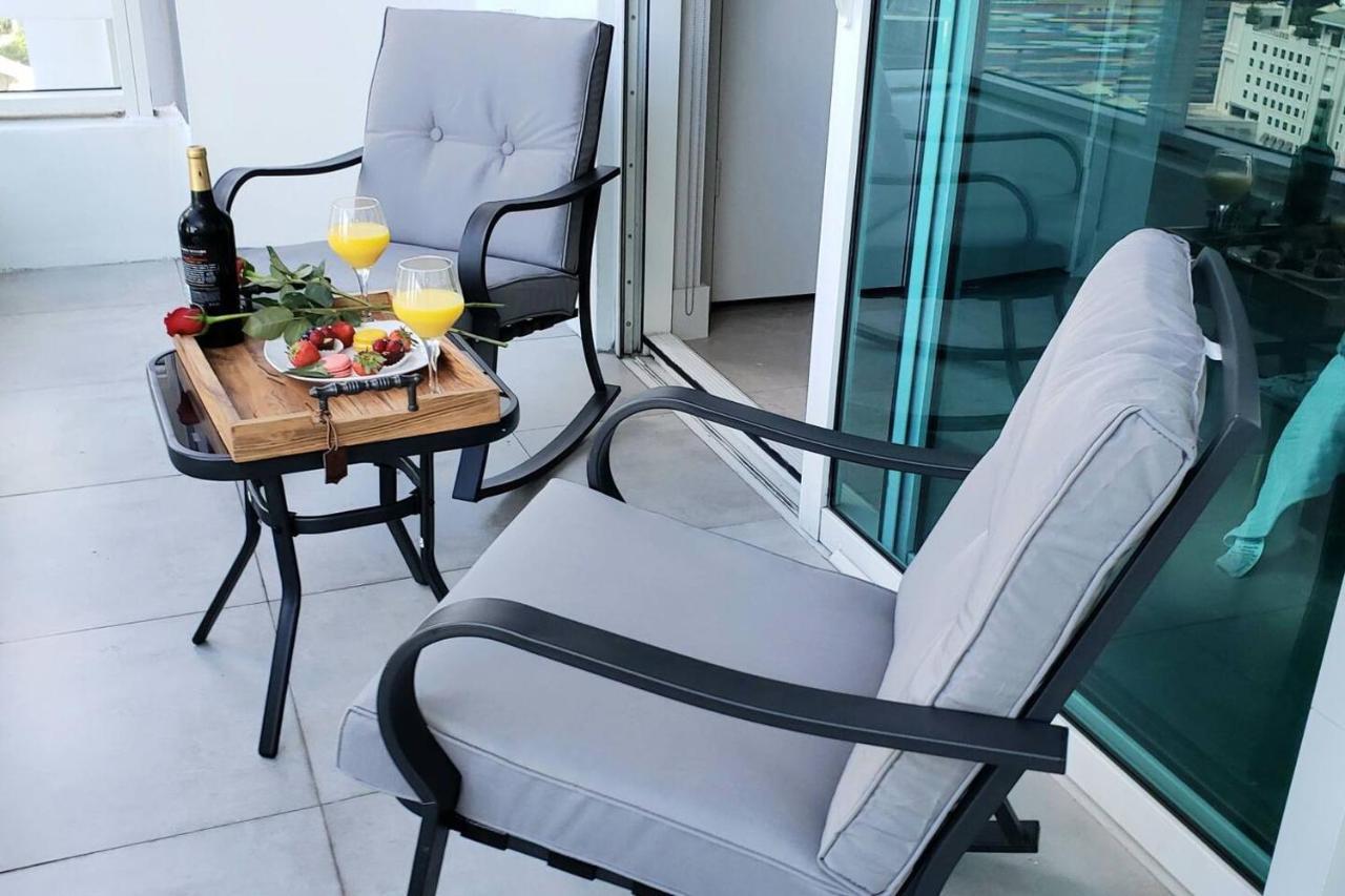 Amazing Located In Upscale-prime Location. Walking Distance To Restaurant Apartment *