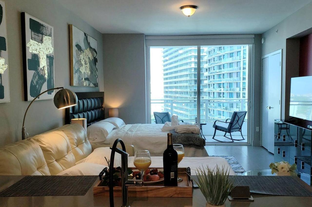 Amazing Located In Upscale-prime Location. Walking Distance To Restaurant Apartment