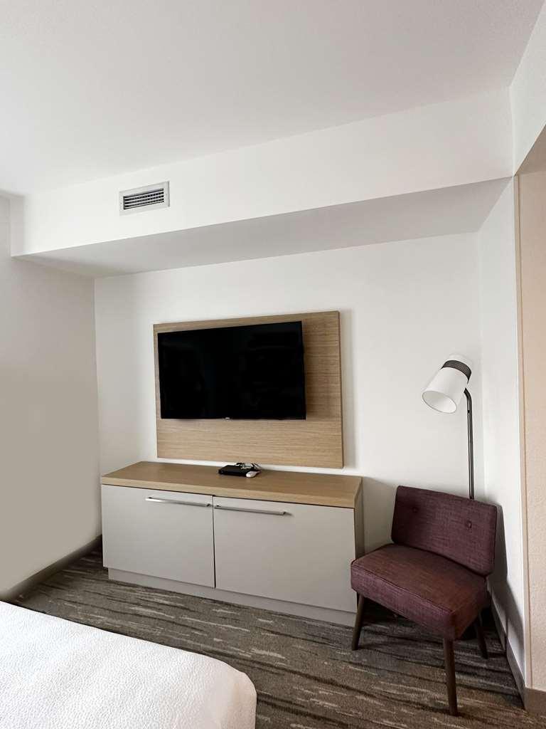 Hilton Garden Airport West 3*
