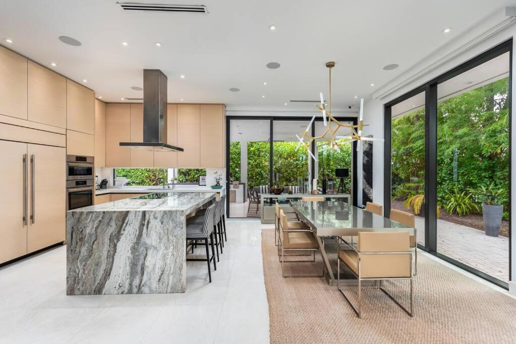 In The Design District With Heated Pool Sleeps 10