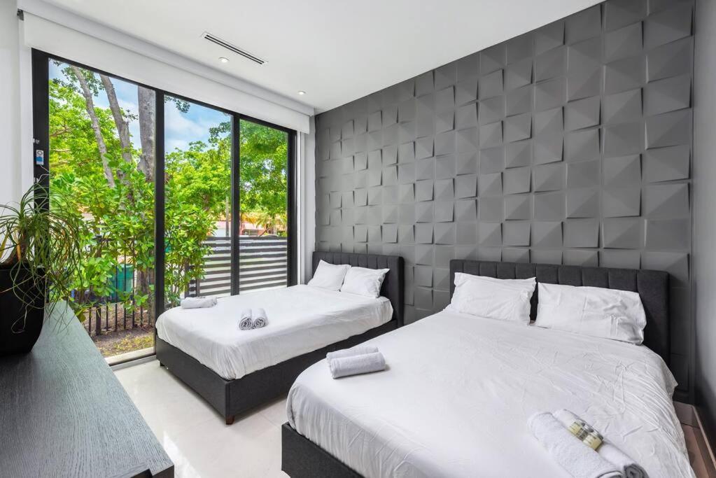 Holiday home In The Design District With Heated Pool Sleeps 10 *
