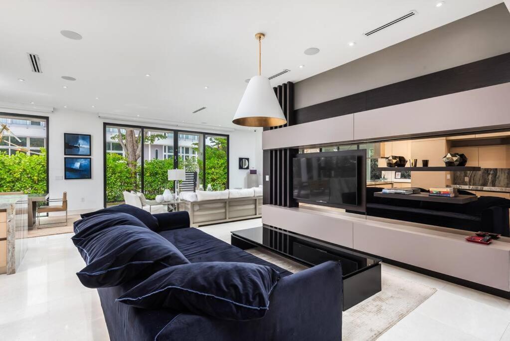 In The Design District With Heated Pool Sleeps 10 Holiday home