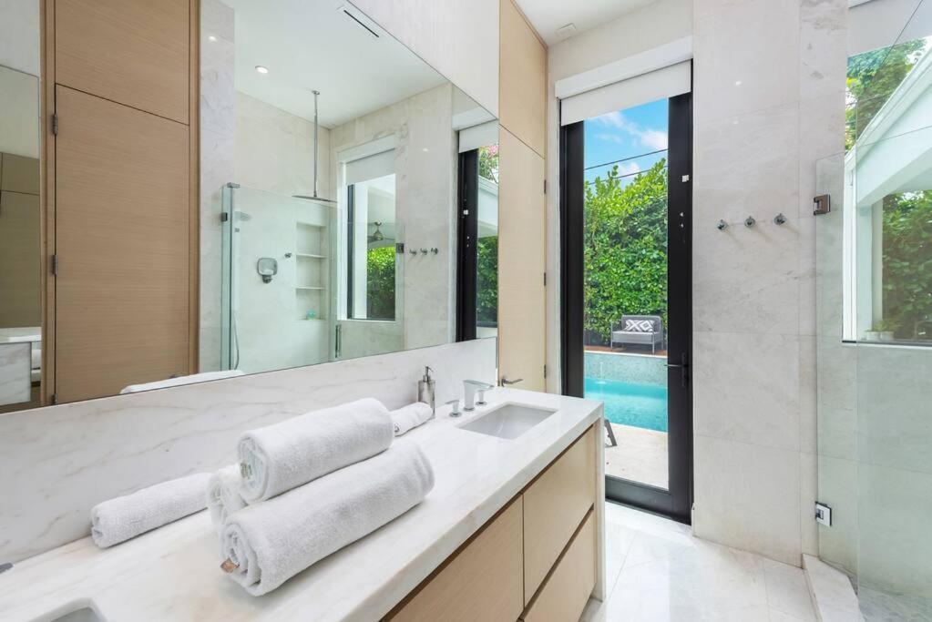In The Design District With Heated Pool Sleeps 10 Holiday home *