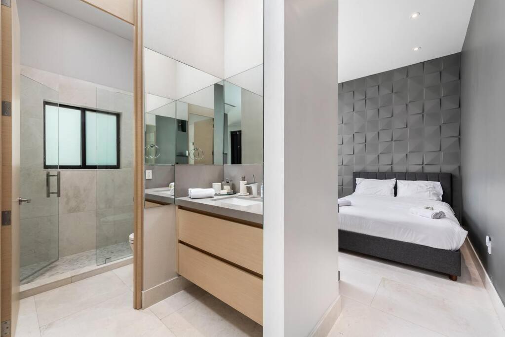 In The Design District With Heated Pool Sleeps 10 Holiday home *