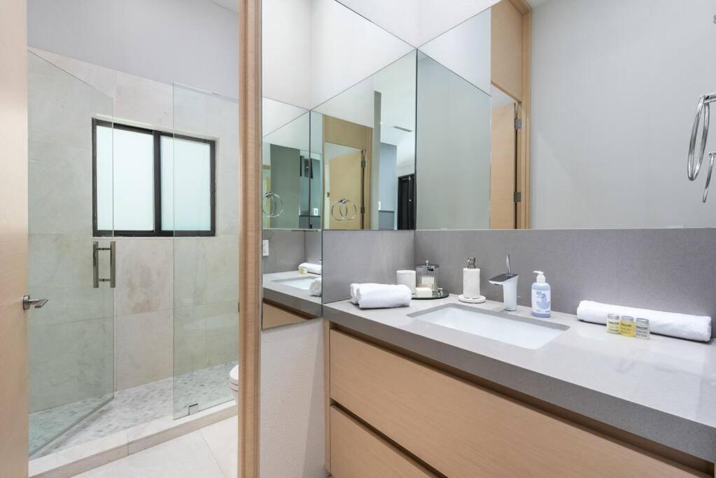 Holiday home In The Design District With Heated Pool Sleeps 10 *