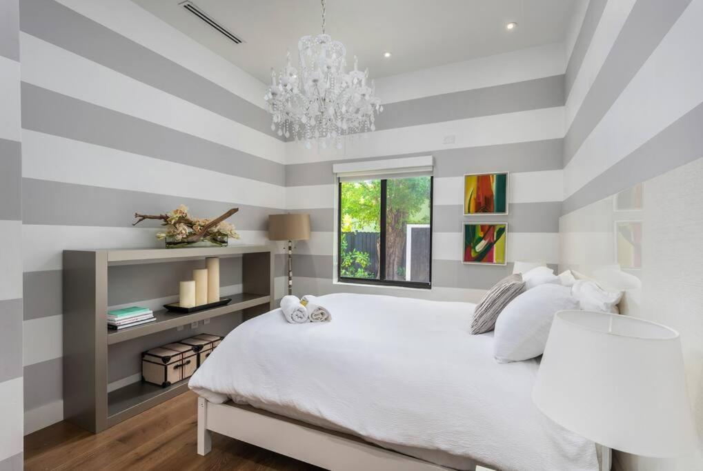 Holiday home In The Design District With Heated Pool Sleeps 10 *