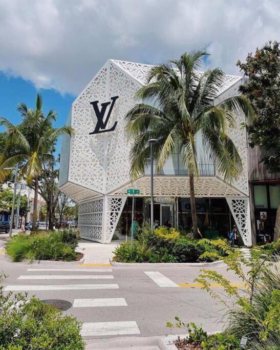 Stanza Miami: Design District With Workstation & Laundry Apartment *