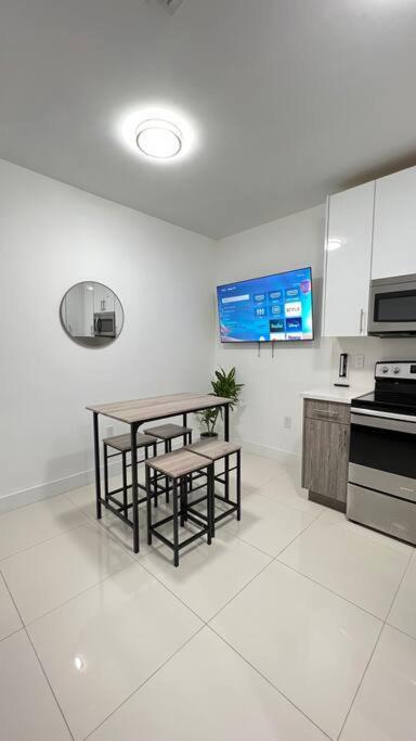 Apartment Stanza Miami: Design District With Workstation & Laundry *