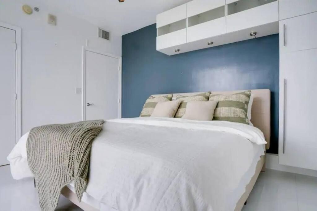 Chic Penthouse: 3br X Pool X Gym X 2 Parking Spots Apartment Miami