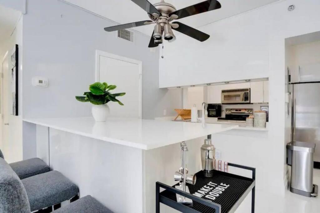 Chic Penthouse: 3br X Pool X Gym X 2 Parking Spots *