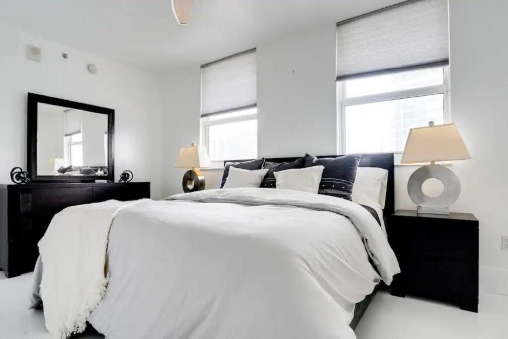 Chic Penthouse: 3br X Pool X Gym X 2 Parking Spots Apartment *