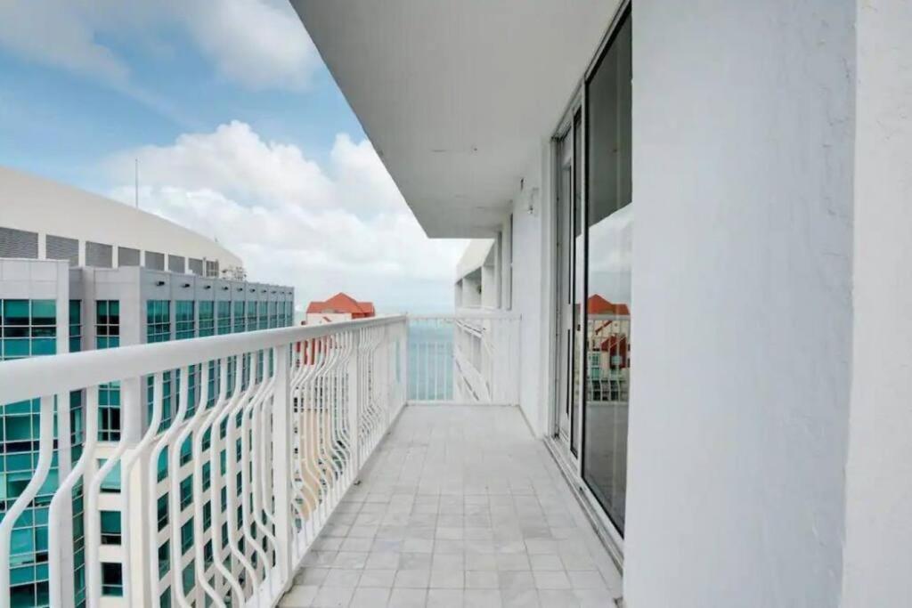 Chic Penthouse: 3br X Pool X Gym X 2 Parking Spots Apartment