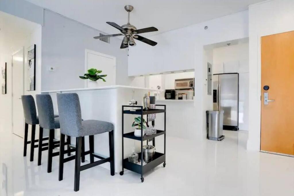 Chic Penthouse: 3br X Pool X Gym X 2 Parking Spots Apartment