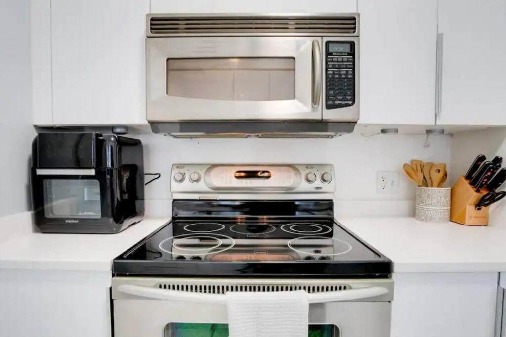 Chic Penthouse: 3br X Pool X Gym X 2 Parking Spots Apartment *