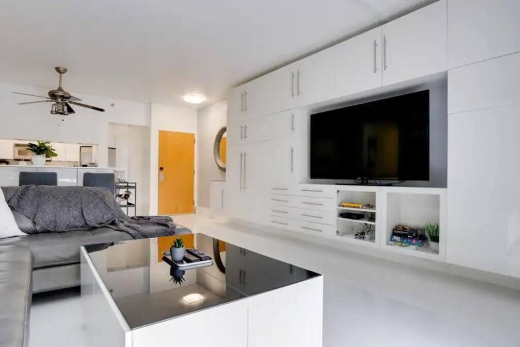 Chic Penthouse: 3br X Pool X Gym X 2 Parking Spots Apartment *