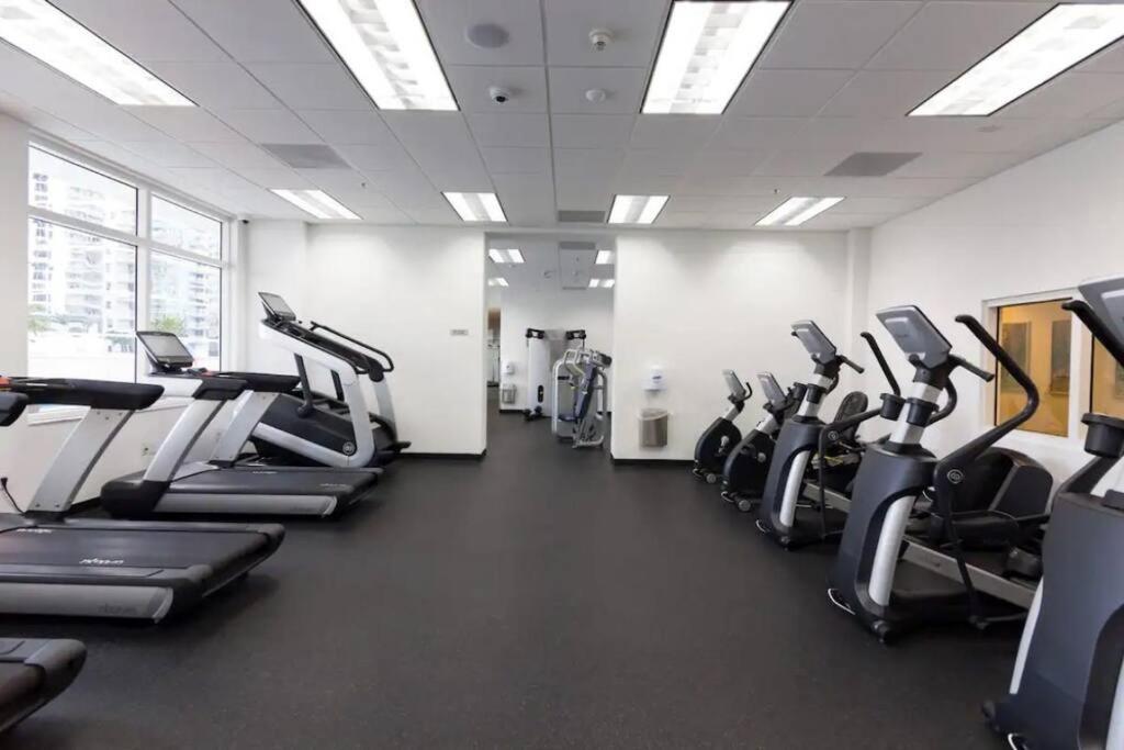 Glam Studio: Sleeps 4 X Pool X Gym X Parking Apartment