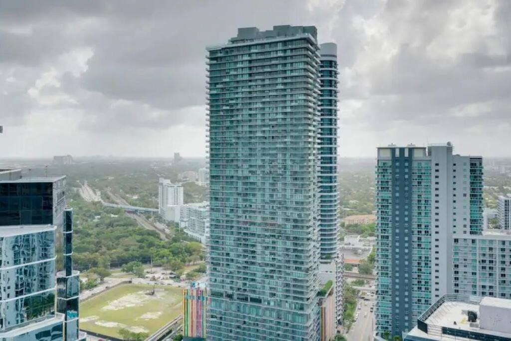 Chic Penthouse: 3br X Pool X Gym X 2 Parking Spots