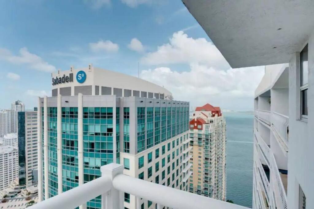Chic Penthouse: 3br X Pool X Gym X 2 Parking Spots Apartment Miami