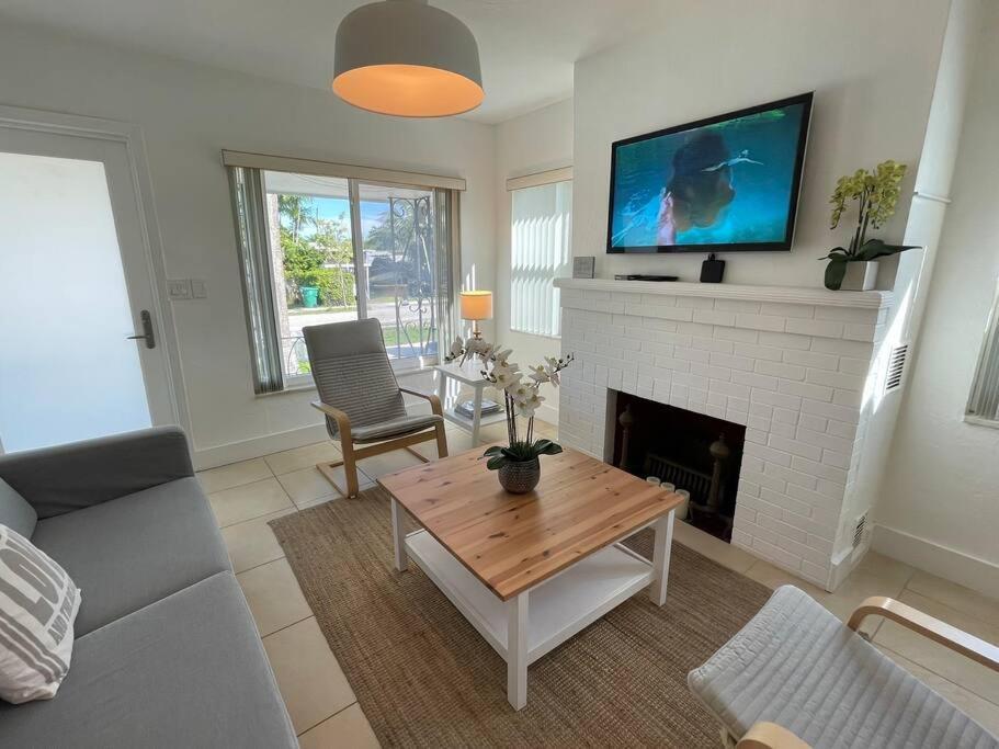 Cozy And Super Location 2 Br *
