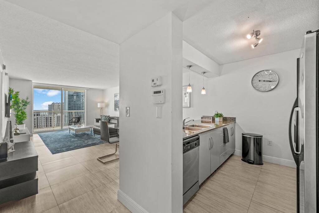 Unit With Ocean & View Club At Brickell Bay Apartment *