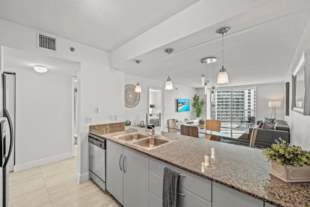 Unit With Ocean & View Club At Brickell Bay Apartment Miami