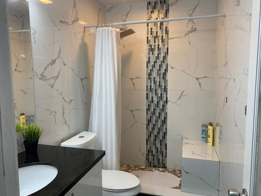 Great Location Downtown/airport/south Holiday home