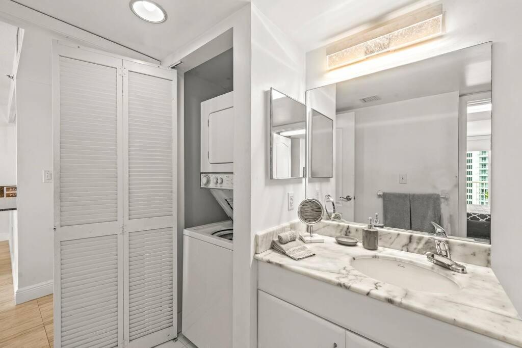 Unit With Ocean & View Club At Brickell Bay *