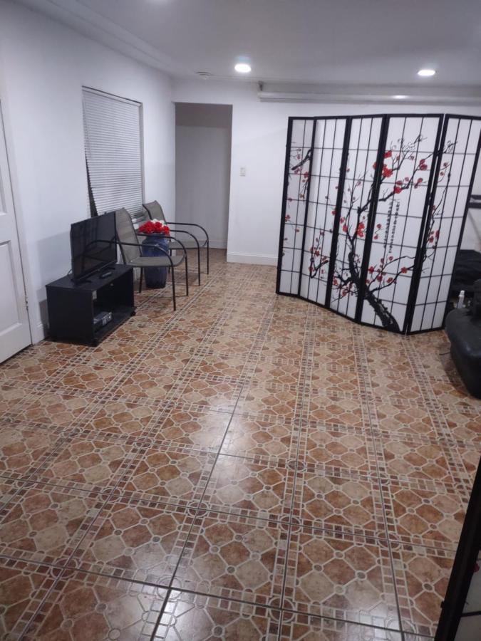 Omar's Place - Shared Hostel Miami