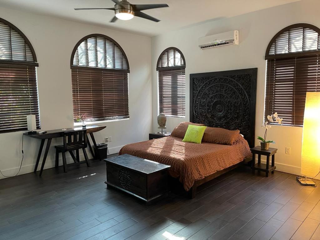 Vive Zen Queen Room