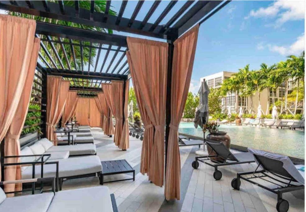 Modern & Beautifully Furnished Apt Midtown Apartment