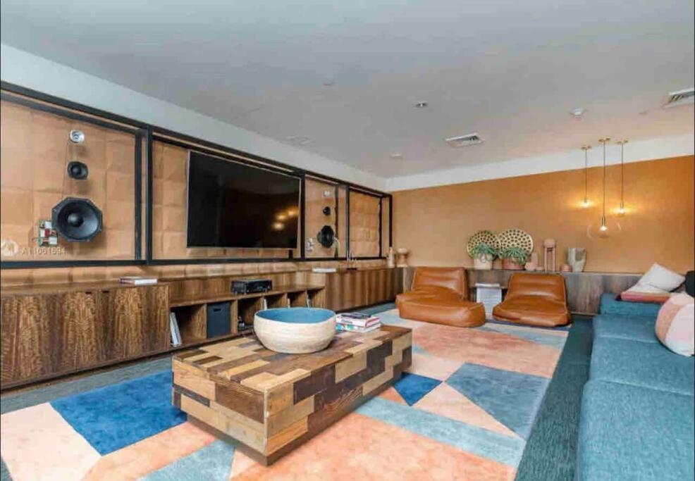 Modern & Beautifully Furnished Apt Midtown Apartment