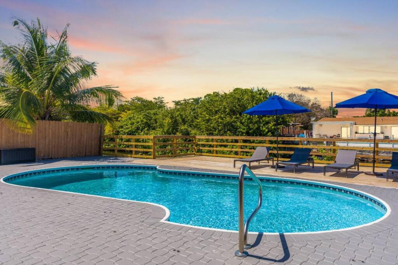 Waterfront Heated Pool Holiday home *